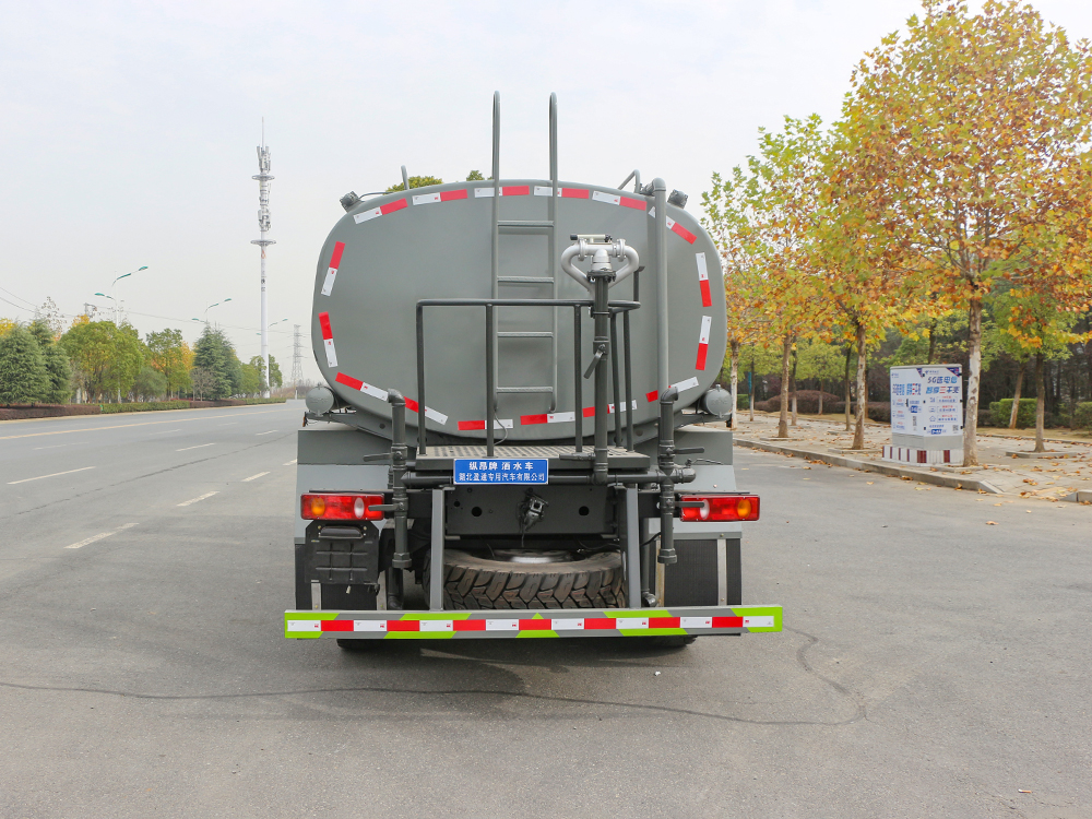 10.3方東風(fēng)天錦六驅(qū)灑水車